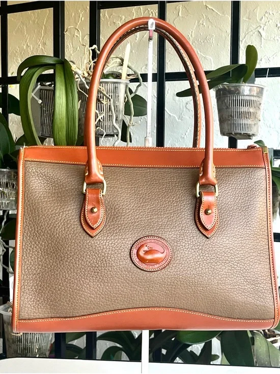 VINTAGE DOONEY AND BOURKE  TAN BEIGE TAUPE SATCHEL CROSSBODY BAG - Picture 2 of 16